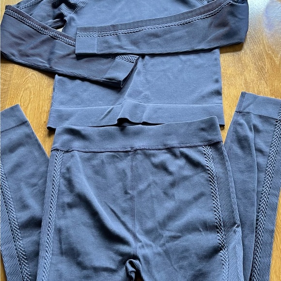 Like new MTA Sport women’s athletic apparel performance turtleneck & pant set - Picture 11 of 12